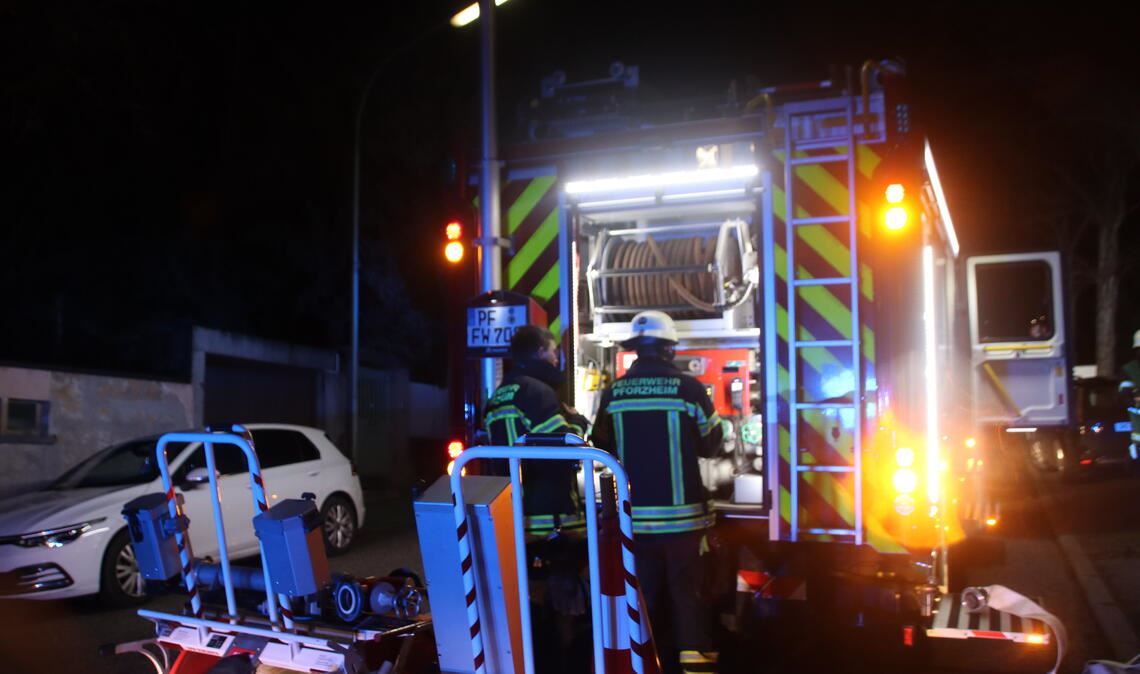 Die Einsatzkräfte der Berufsfeuerwehr Pforzheim rollen nach getaner Arbeit wieder die Schläuche auf. Fotos: von Wagner
