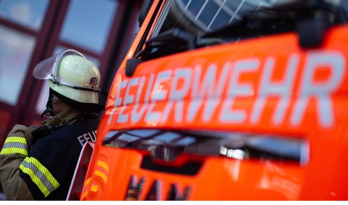 Die Einsatzkräfte fanden im Haus eine ältere Frau und ihren Sohn bewusstlos liegen (Symbolbild).