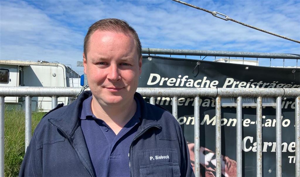 Die Einsatzkräfte retteten unter Polizeischutz den Schwerverletzten nach der Tigerattacke.