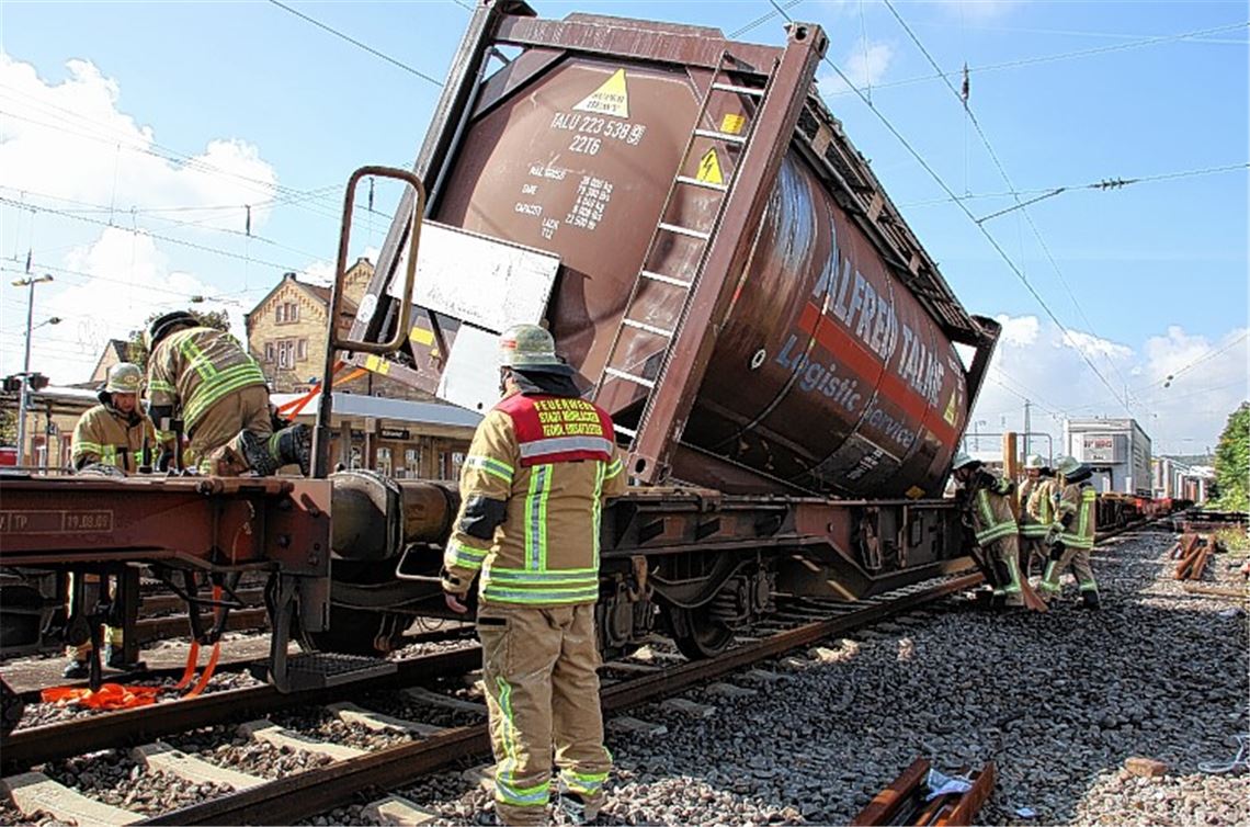 Die Einsatzkräfte sichern den aus der Halterung gesprungenen Tank mit Spanngurten, um ihn wieder aufzurichten. 