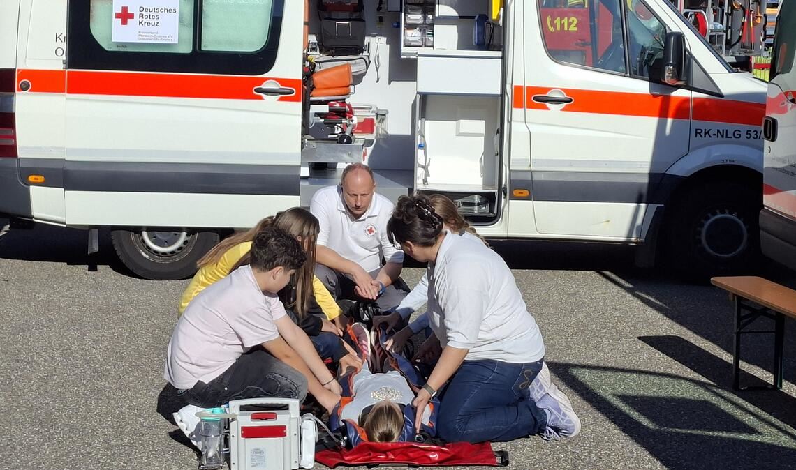Die Einsatzkräfte stellen sich beim Salzach-Gymnasium in Maulbronn vor. Foto: privat