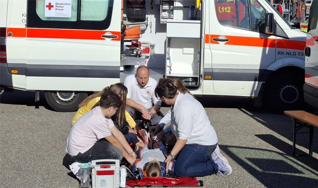 Die Einsatzkräfte stellen sich beim Salzach-Gymnasium in Maulbronn vor. Foto: privat