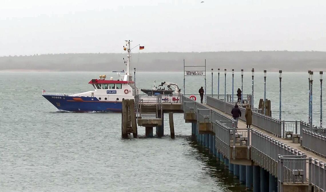 Die Einsatzkräfte suchen den Wal seit dem Morgen wieder von Wasser aus.