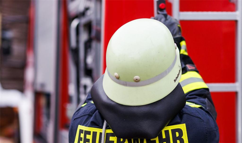 Die Einsatzkräfte wurden gegen 1.00 Uhr verständigt. Die Löscharbeiten dauern derzeit noch an (Symbolbild).