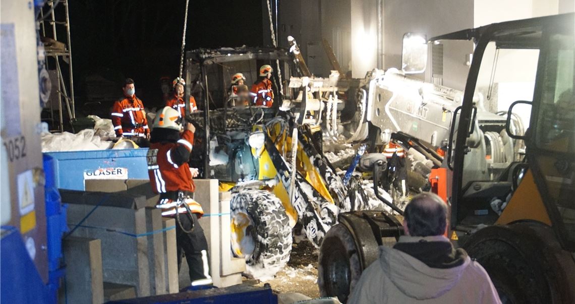 Die Einsatzstelle in Friolzheim: Der Radlader wird beim Brand völlig zerstört.Foto: sdmg