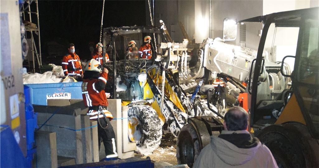 Die Einsatzstelle in Friolzheim: Der Radlader wird beim Brand völlig zerstört.Foto: sdmg