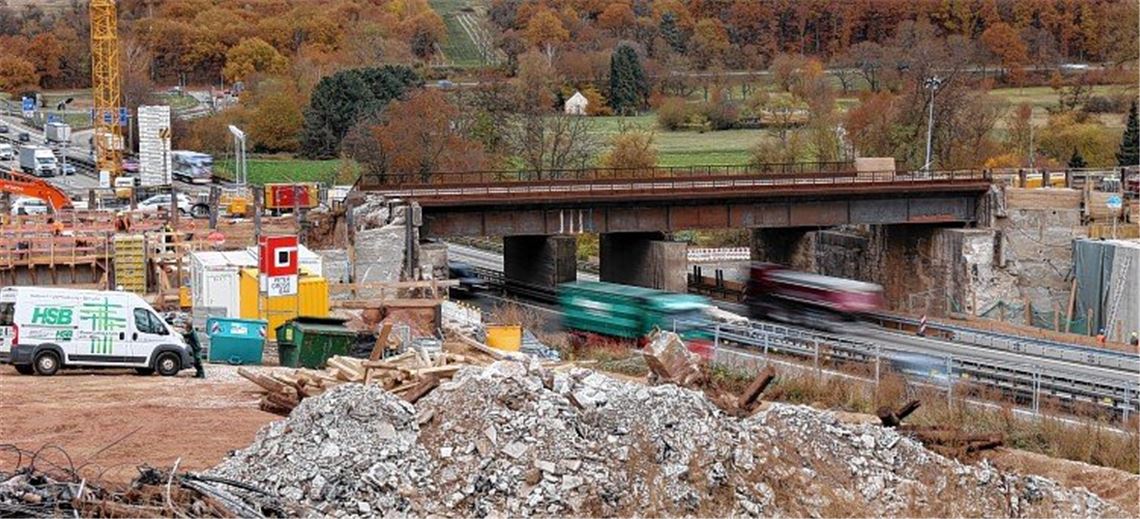 Brückenabriss bremst Bahnpendler aus Brückenabriss bremst Bahnpendler aus