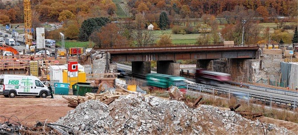 Brückenabriss bremst Bahnpendler aus