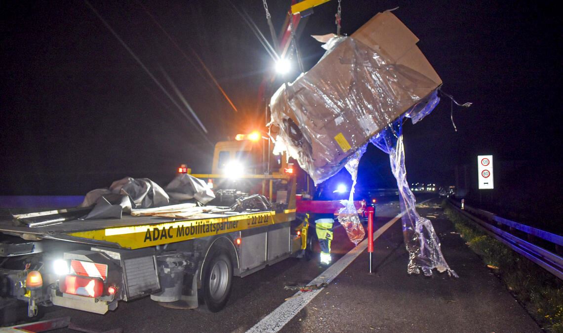 Elektrogeräte landen nach Lkw-Unfall auf der A8 Die Elektrogeräte müssen von der Autobahn geborgen werden. Foto: Myroshnichenko