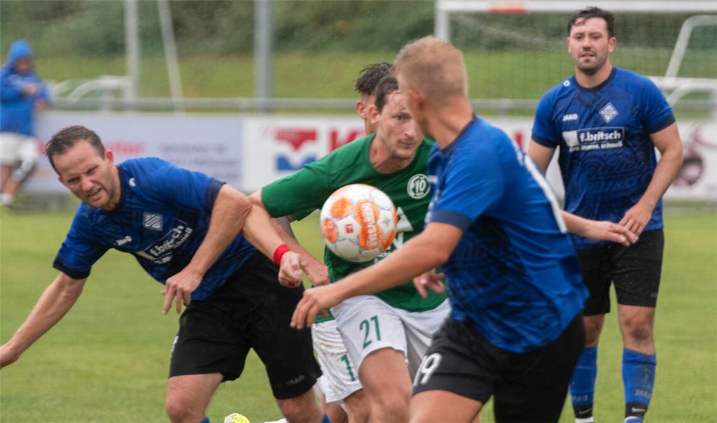 Die Elf aus Enzberg (blaue Trikots) hat das Nachsehen. Foto: Fotomoment