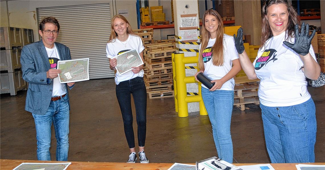 Die Elser Gruppe engagiert sich im Kampf gegen die Vermüllung der Natur: Geschäftsführer Hans-Ulrich Wetzel (v.li.), die Auszubildenden Celine Strasdat und Laura Bertet sowie Verlagsleiterin Joy Neugebauer freuen sich über die große Resonanz. Fotos: Stahlfeld