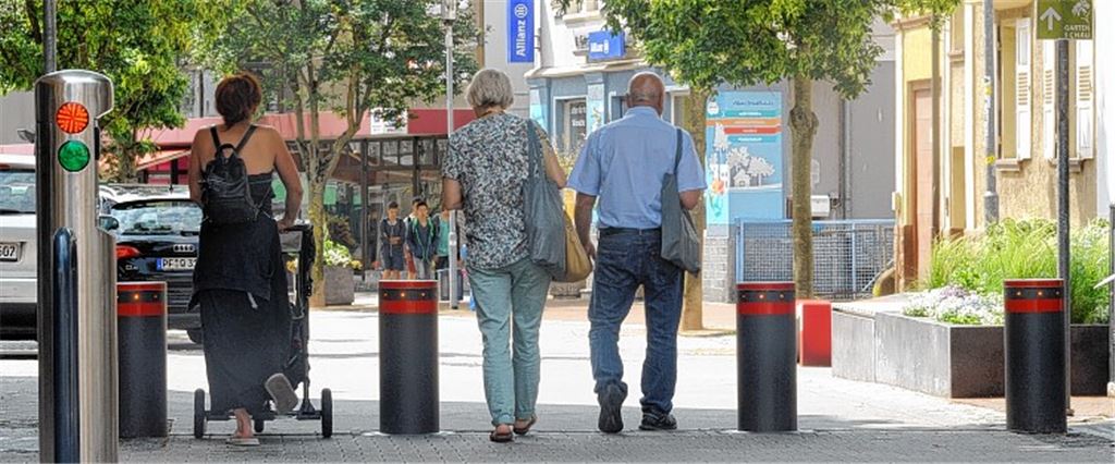 Die Ende April eingebaute Polleranlage am Eingang zur Fußgängerzone – die beiden mittleren Hindernisse lassen sich automatisch versenken – zeigt offenbar den gewünschten Effekt.