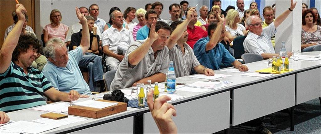 Die Entscheidung fällt: Nicht nur die CDU-Fraktion stimmt dafür, den Kindergarten Schatzkiste künftig erst einmal an der Schule anzusiedeln. Die zahlreichen Zuschauer im Ratssaal quittieren diese Entscheidung mit Beifall. Foto: Goertz