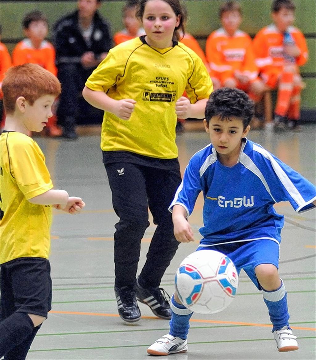 Die Enzberger F-Jugend (in Blau) schlägt den FVLienzingen mit 2:0. Foto: Fotomoment
