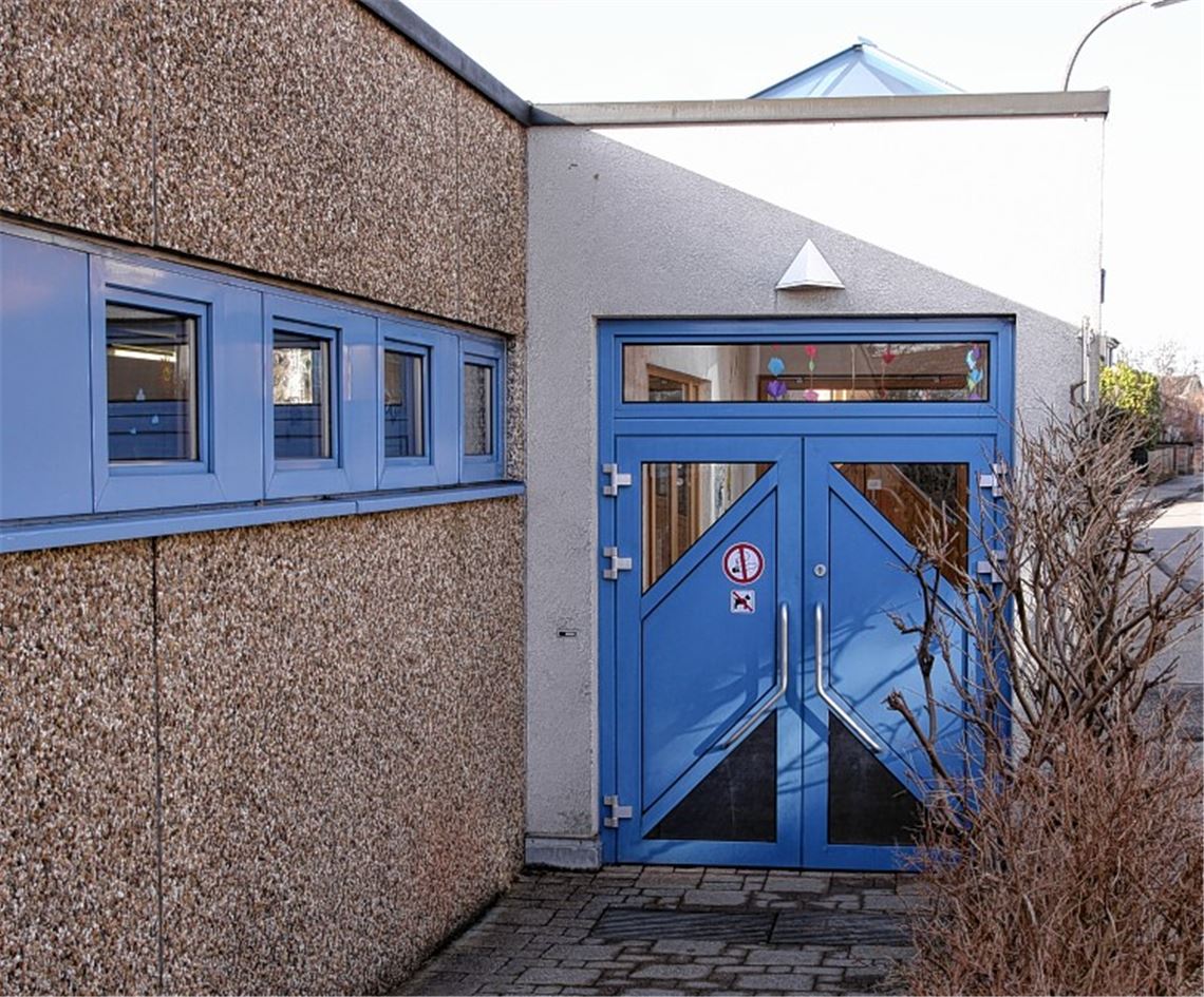 Die Enzberger Hartfeld-Grundschule (oben) und der Kindergarten Schumannstraße: Die Verwaltung prüft derzeit, ob Letzterer auf dem Schulgelände untergebracht werden könnte.