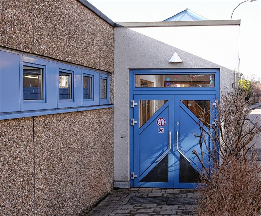 Die Enzberger Hartfeld-Grundschule (oben) und der Kindergarten Schumannstraße: Die Verwaltung prüft derzeit, ob Letzterer auf dem Schulgelände untergebracht werden könnte.