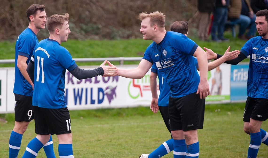 Die Enzberger Spieler bejubeln kurz vor Schluss den 3:2-Siegtreffer von Marvin John (Rückennummer 11). Fotos: Fotomoment
