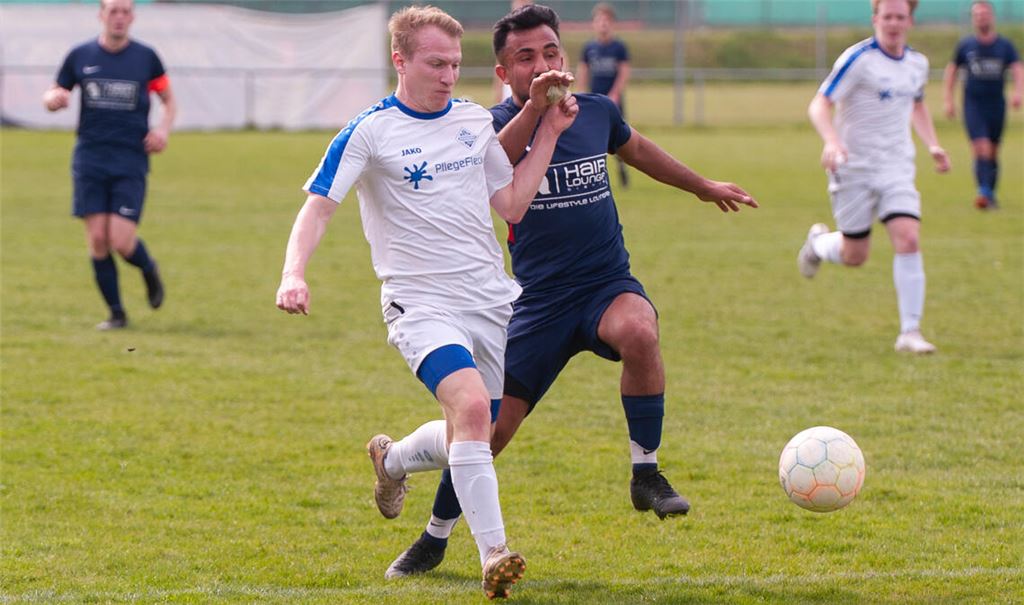 Die Enzberger (in Weiß) besiegen den FSV Buckenberg. Foto: Fotomoment