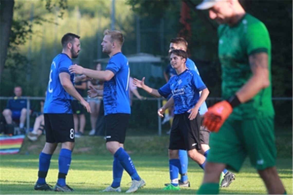 Die Enzberger (linkes Foto) feiern ihren Torschützen Jakob Eckstein (grüne Schuhe). Der 17-Jährige hatte davor den 1:0-Treffer im Halbfinale erzielt und seine Elf damit wenige Minuten vor Schluss auf die Siegerstraße gebracht. Fotos: Huber