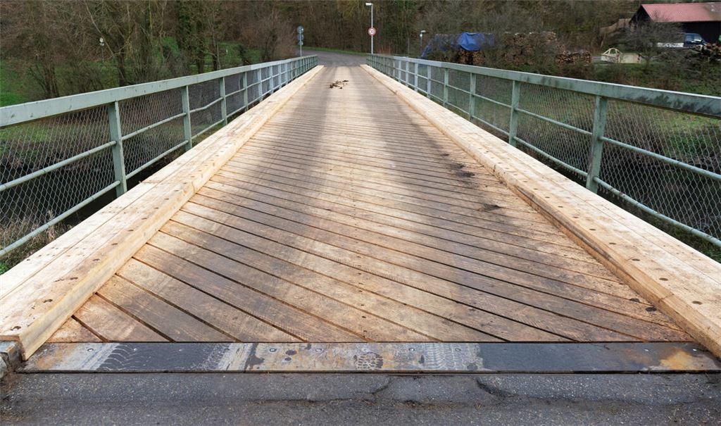 Die Enzbrücke in Mühlhausen sorgt für Probleme. Weil sie von schweren Lkw nicht mehr befahren werden darf, sucht die Verwaltung derzeit eine Alternativroute etwa für die Müllabfuhr. Archivfotos: Fotomoment