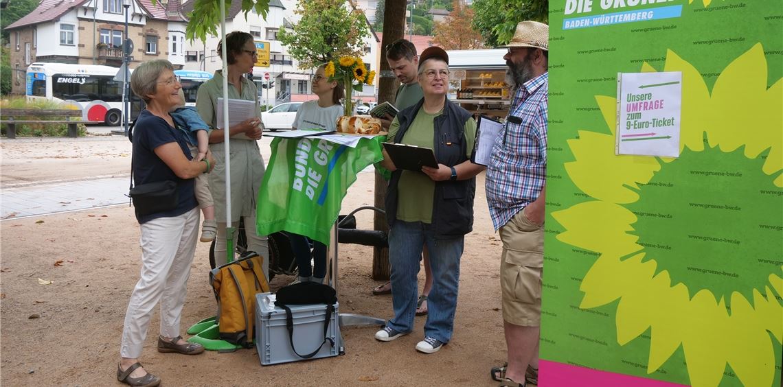 Ticket zeigt Chancen und Schwächen auf Die Enzkreis-Grünen um die Landtagsabgeordnete Stefanie Seemann (li.) haben am Samstag auf dem Wochenmarkt in Mühlacker bei den Bürgern abgefragt, wie sie das 9-Euro-Ticket bewerten, dessen Zeit demnächst abläuft. Das Ergebnis: Fast alle plädieren für eine Fortführung und wären auch bereit, etwas mehr zu bezahlen. Foto: Friedrich
