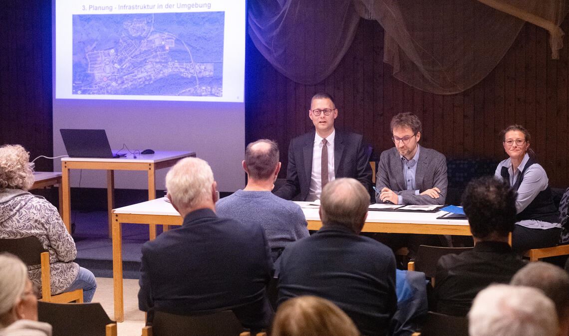 Die Enzkreis-Spitze um Dezernent Holger Nickel (am Tisch li.) informiert über die geplante Flüchtlingsunterkunft. Fotos: Fotomoment