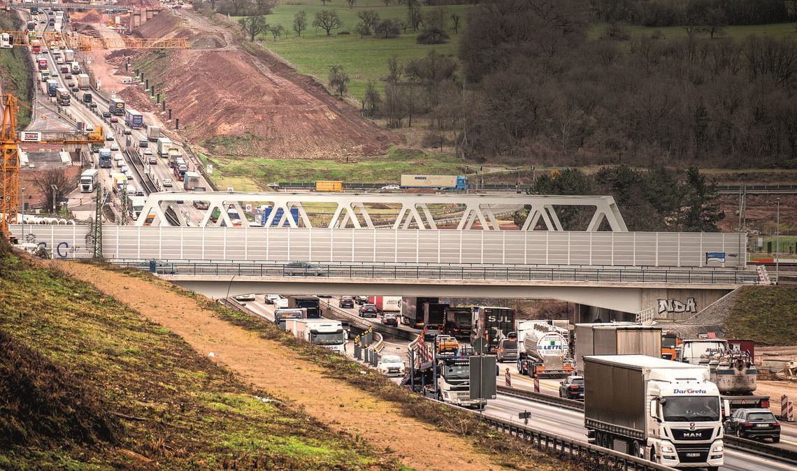 Die Enztalquerung der A8 ist wegen der Baustelle ein Nadelöhr, Staus sind hier die Regel. Jetzt muss die Autobahn bei Pforzheim aus Gründen der Verkehrssicherheit auch noch kurzfristig gesperrt werden. Archivfoto: Fotomoment