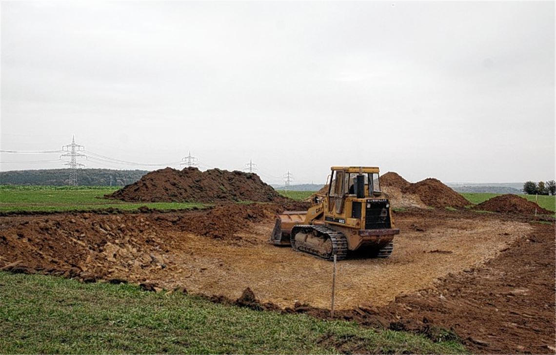 Die Erdarbeiten für den Bau eines Schaf- und Ziegenstalls bei Serres haben begonnen. 