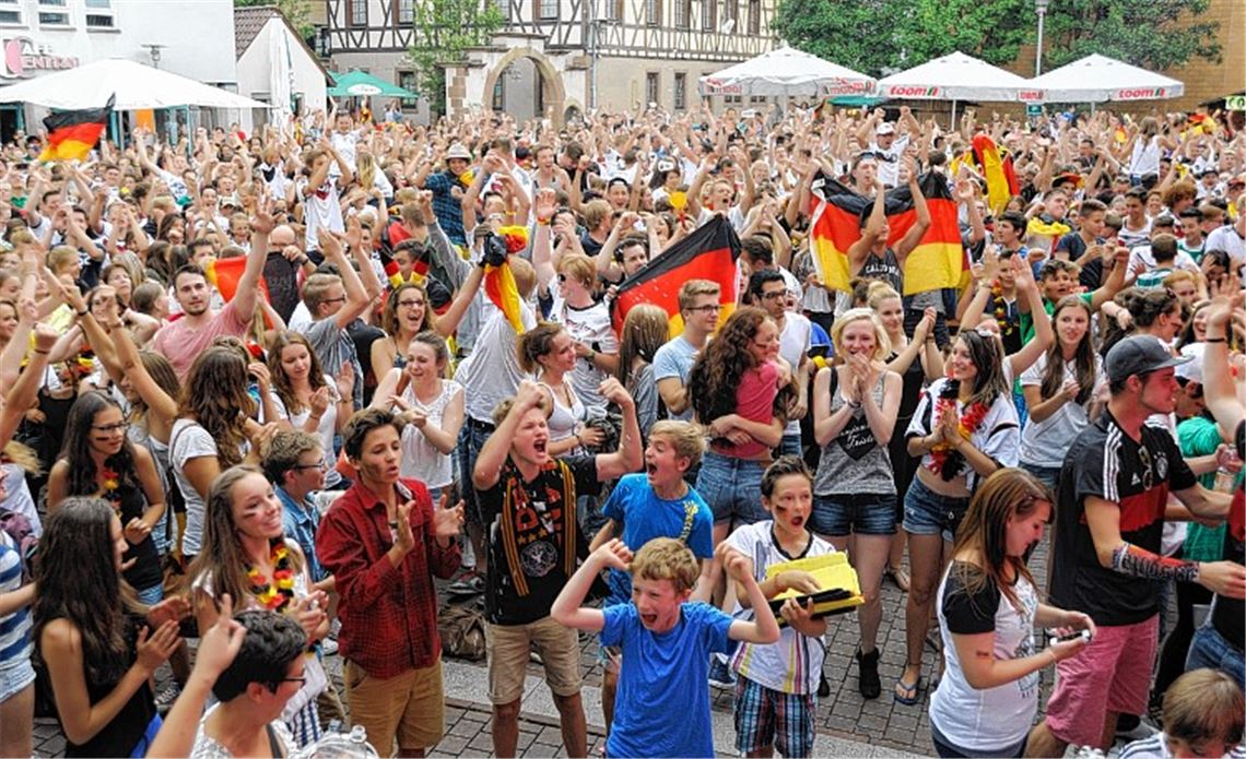 Die Erfolge der deutschen Nationalmannschaft bei der Fußball-WM begeistern im Jahr 2014 viele Fans beim Public Viewing auf dem Kelterplatz. Archiv