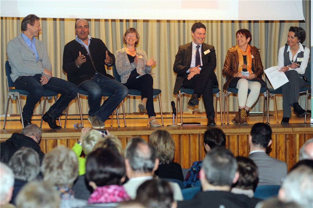 Die Erfolgsmeldung sorgt für gute Laune auf dem Podium (v. li.): die beiden prominenten Botschafter des Projekts Familienherberge Lebensweg, Fußballweltmeister Guido Buchwald und Tenor Jay Alexander, mit Initiatorin Karin Eckstein, dem Vorsitzenden des Fördervereins, Stefan Weber, Edith Heyde vom Kinderpflegedienst und Vorstandsmitglied Susanne Kiefner.  Foto: Fotomoment