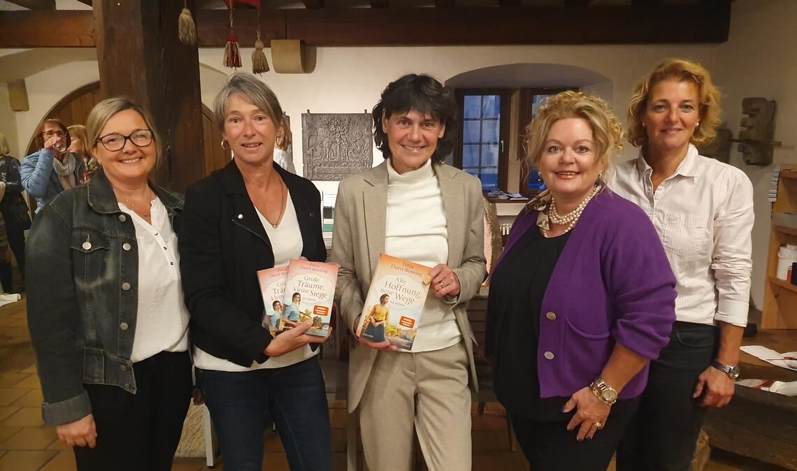 Die Erfolgsschriftstellerin Petra Durst-Benning (2.v.re.) hat den Aufenthalt in Mühlacker sichtlich genossen. Die Gastgeberinnen von Bibliothek, Buch-Elser und Volkshochschule wollen auch weiterhin zusammenarbeiten, um attraktive Veranstaltungen mit renommierten Autoren anzubieten.Foto: Schröder