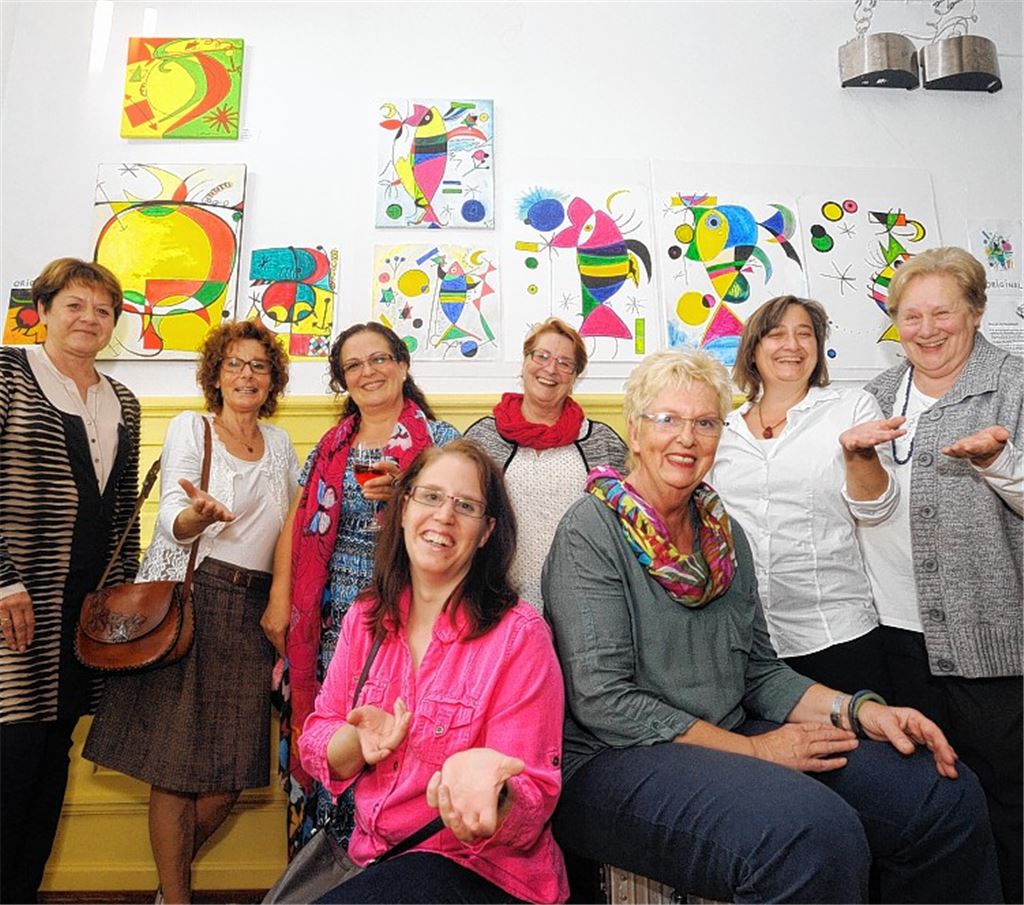 Die Ergebnisse eines Maldiktats zeigen Silke Stammler, Gabriele Besig-Lambert, Maite Pérez, Heike Konrad, Inge Grob, Christa Gärtner, Andrea Josewitz und Elfriede Siegl (v. li.), bei der Ausstellung in Freudenstein.