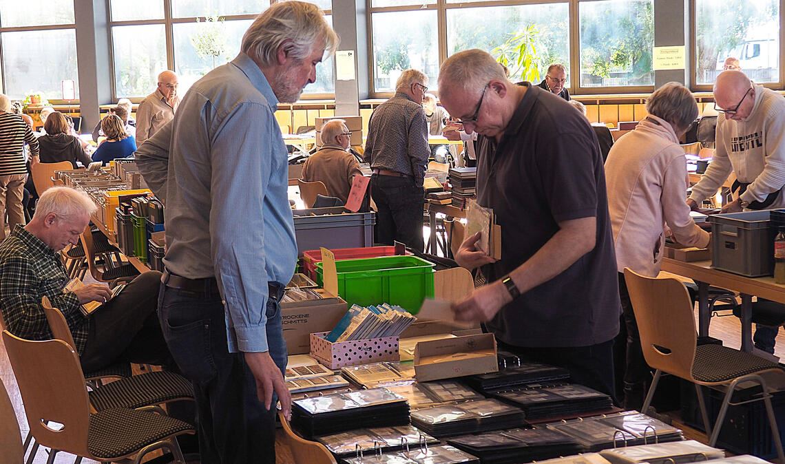 Kleine Marken, große Leidenschaft Die Erlentalhalle wird wieder zum Mekka für Briefmarkenfreunde. Fotos: Müller