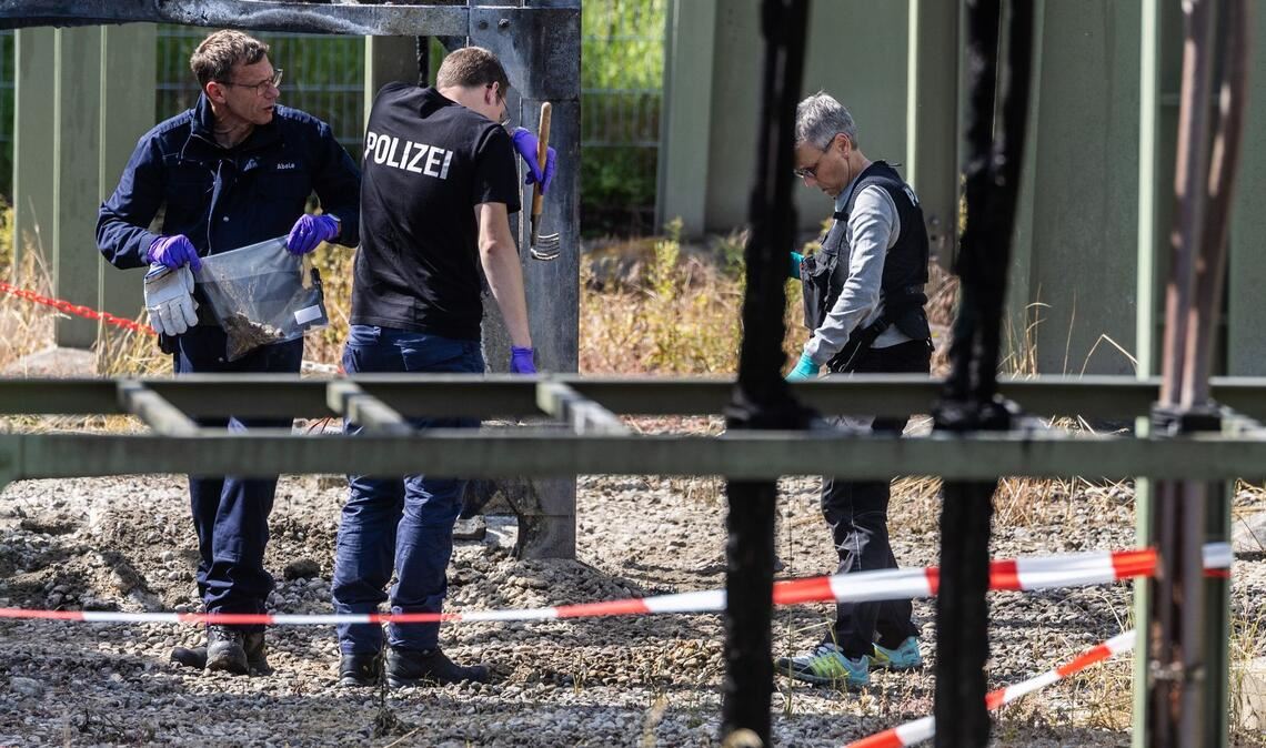 Die Ermittler gehen Hinweisen auf Brandstiftung nach.