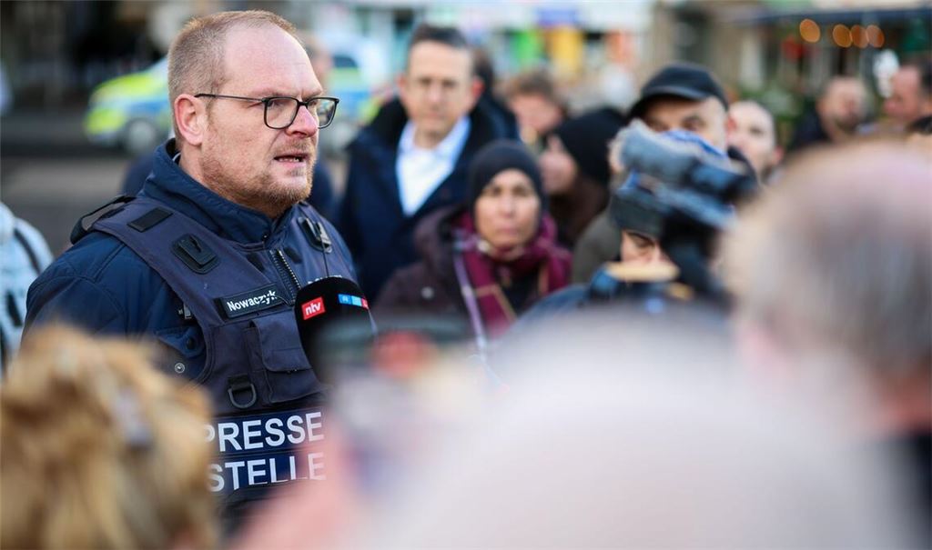 Die Ermittler prüfen Videosequenzen aus einem angrenzenden Parkhaus mit maskierten Personen und zwei Fahrzeugen.