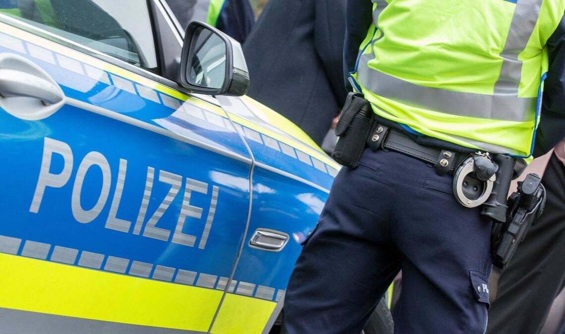 Mit gezückter Waffe - Polizei überwältigt Frau in Bademantel Die Ermittler suchen nun den Mann, der von der Frau bedroht wurde. (Symbolbild)