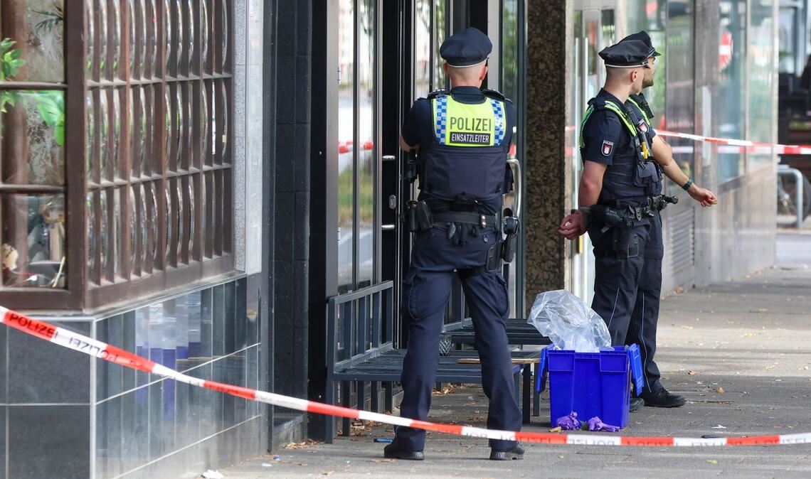 Toter in Hamburger Shisha-Bar - Mordkommission ermittelt Die Ermittler und die Spurensicherung waren am Tatort.