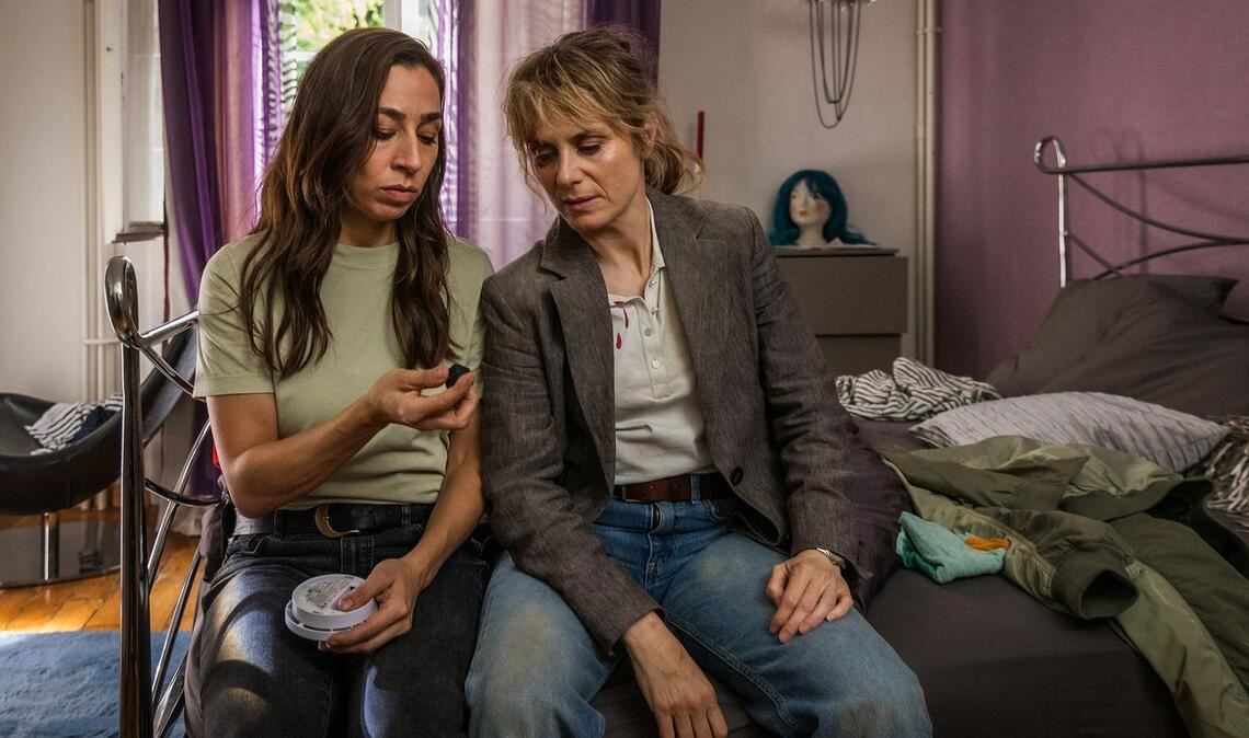 Die Ermittlerinnen Tessa Ott (Carol Schuler, l.) und  Isabelle Grandjean (Anna Pieri Zuercher) finden in der Wohnung des Opfers wichtige Hinweise.