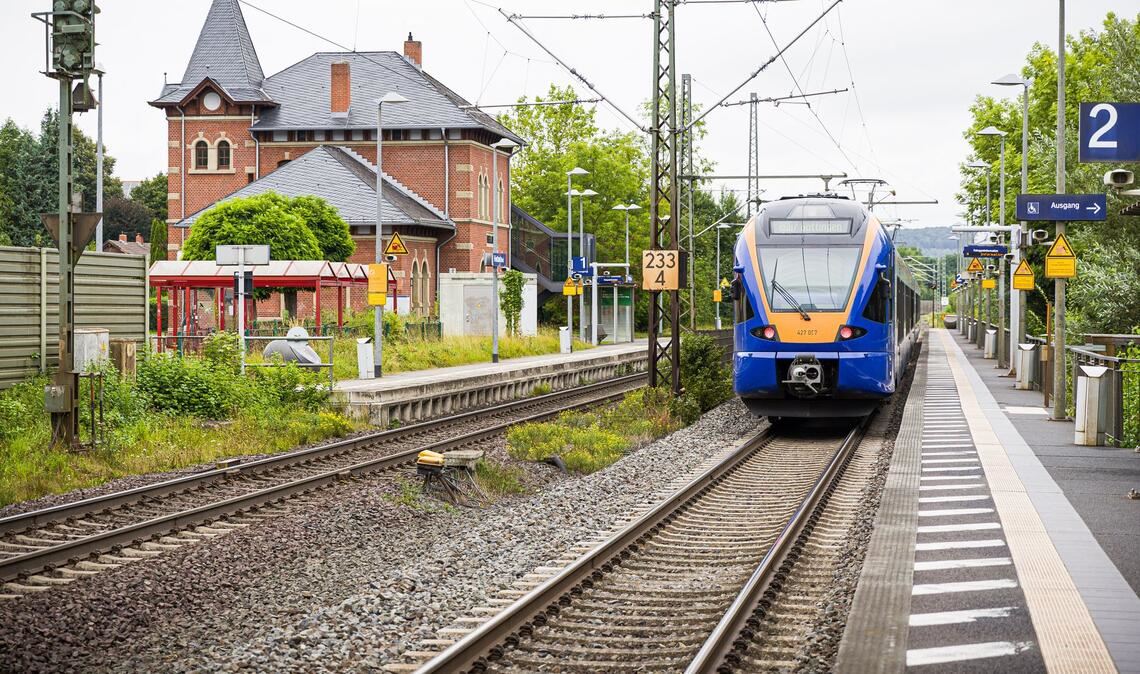 Mädchen vor Zug gestoßen? Mann kommt in Psychiatrie Die Ermittlungen zum Geschehen am Bahnhof Friedland dauern an.