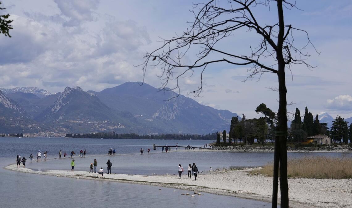 Die Ermittlungen zum Tod des Touristen am Gardasee dauern an. (Archivbild)