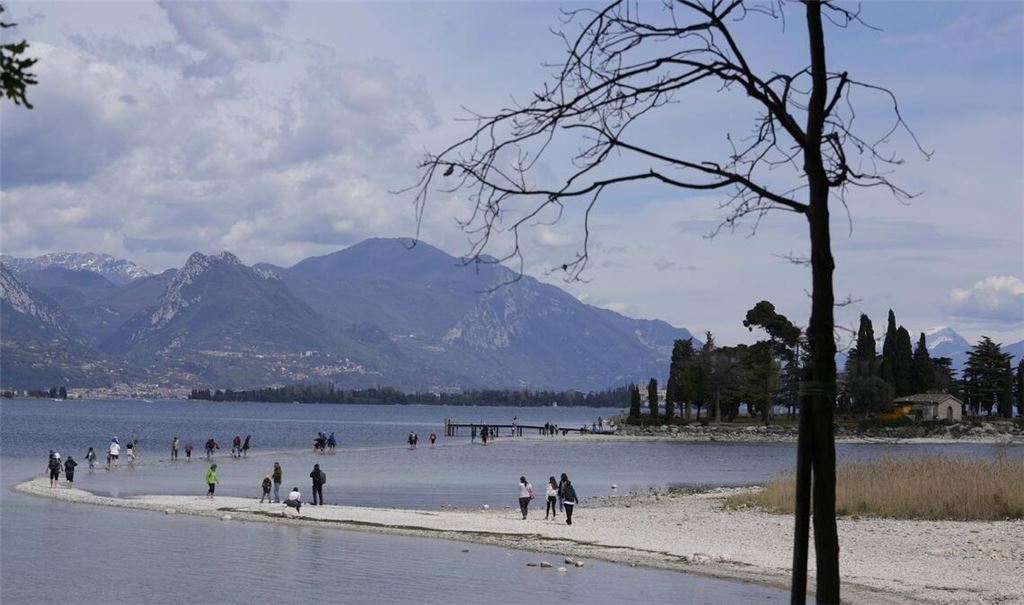 Die Ermittlungen zum Tod des Touristen am Gardasee dauern an. (Archivbild)