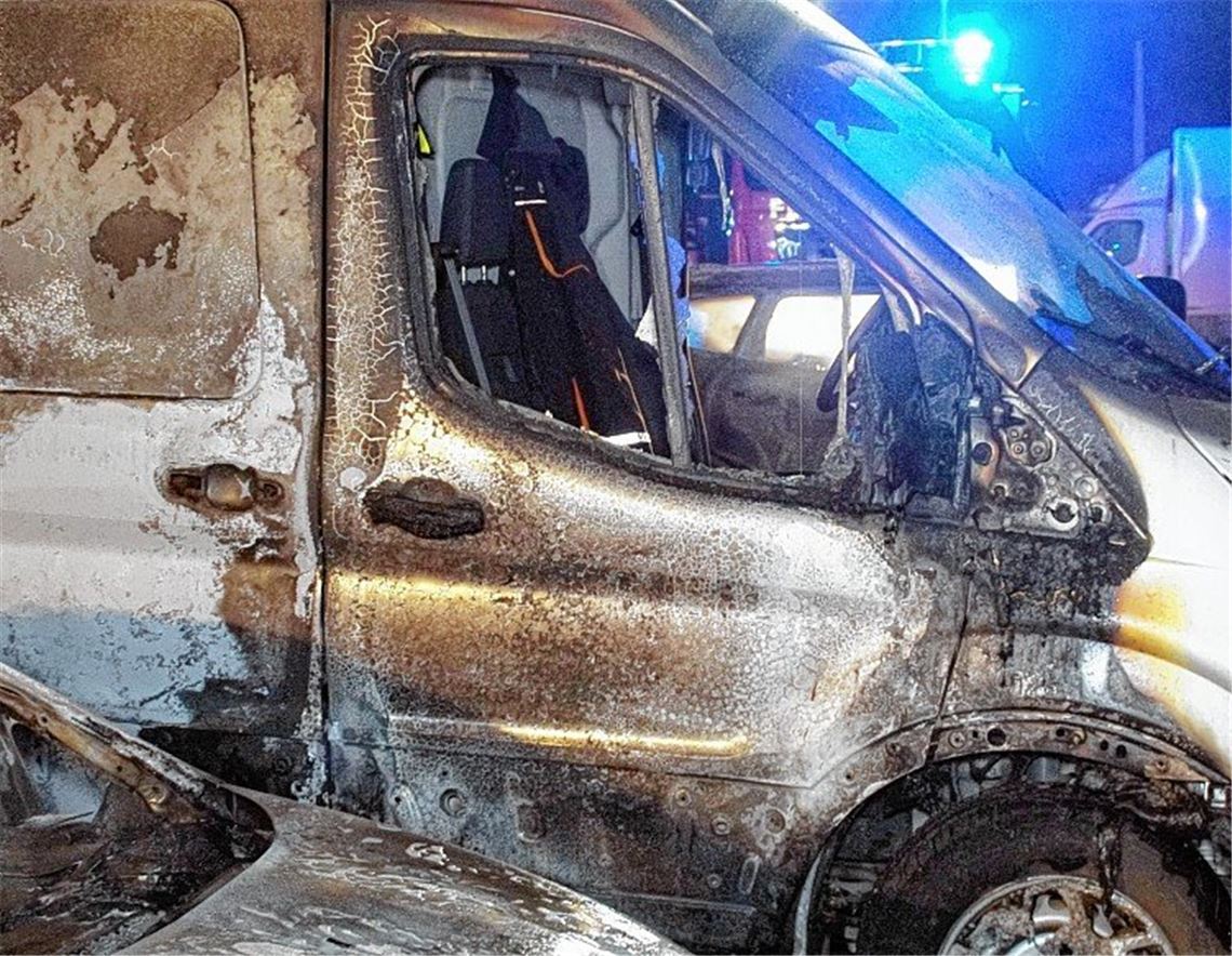 Schon wieder stehen Autos in Flammen