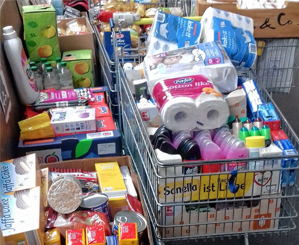 Die Erntedank-Spenden der Kirchengemeinden füllen die Regale im Tafelladen.Filitz