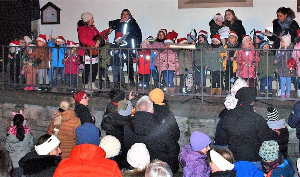 Die Eröffnung des Knittlinger Weihnachtsmarkt ist nicht nur Sache des Bürgermeisters, sondern zahlreiche Kinder sind mit mehreren Programmpunkten mit von der Partie und stimmen ihre Eltern, Großeltern und alle Besucher auf das mit großen Schritten nahende Weihnachtsfest und den Jahreswechsel ein. Fotos: Filitz