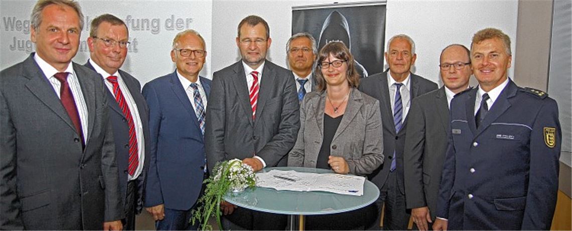 Die Erprobungsphase ist vorbei: Das Haus des Jugendrechts in Pforzheim wird zur festen Einrichtung. Im Beisein von Innenminister Reinhold Gall (li.) und Justizminister Rainer Stickelberger (3. v. re.) haben gestern die Kooperationspartner den Verstetigungsvertrag unterzeichnet. Ihre Unterschriften leisteten (v. re.): Reinhold Lay, Leitender Polizeidirektor des Präsidiums Karlsruhe, Markus Rapp vom Bezirksverein für Soziale Rechtspflege, Sandra Bischoff, Leitende Oberstaatsanwältin der Staatsanwaltschaft Pforzheim, Dr. Bernd Lindner, Direktor des Amtsgerichts Maulbronn, Pforzheims Oberbürgermeister Gert Hager, Landrat Karl Röckinger und Dr. Karl-Michael Walz, Direktor am Amtsgericht Pforzheim. Foto: Goertz