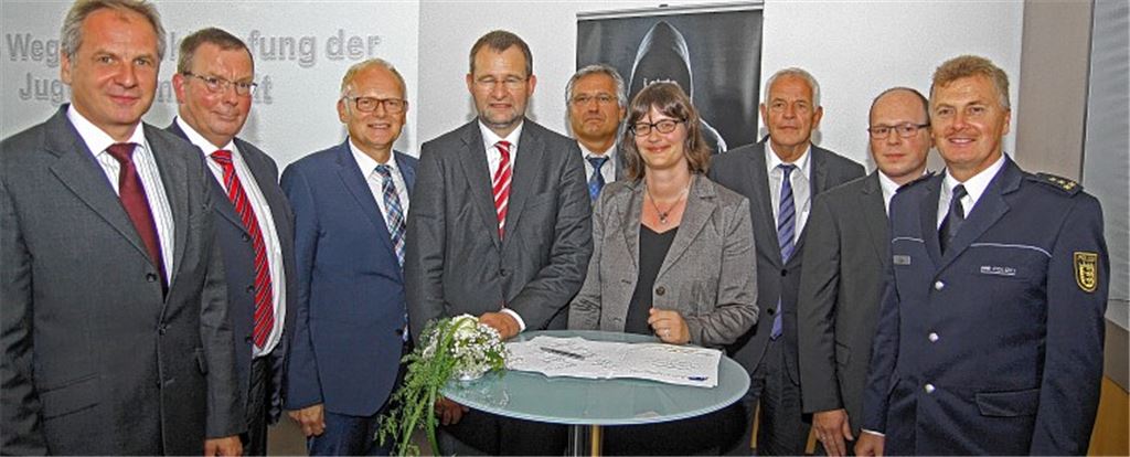 Die Erprobungsphase ist vorbei: Das Haus des Jugendrechts in Pforzheim wird zur festen Einrichtung. Im Beisein von Innenminister Reinhold Gall (li.) und Justizminister Rainer Stickelberger (3. v. re.) haben gestern die Kooperationspartner den Verstetigungsvertrag unterzeichnet. Ihre Unterschriften leisteten (v. re.): Reinhold Lay, Leitender Polizeidirektor des Präsidiums Karlsruhe, Markus Rapp vom Bezirksverein für Soziale Rechtspflege, Sandra Bischoff, Leitende Oberstaatsanwältin der Staatsanwaltschaft Pforzheim, Dr. Bernd Lindner, Direktor des Amtsgerichts Maulbronn, Pforzheims Oberbürgermeister Gert Hager, Landrat Karl Röckinger und Dr. Karl-Michael Walz, Direktor am Amtsgericht Pforzheim. Foto: Goertz