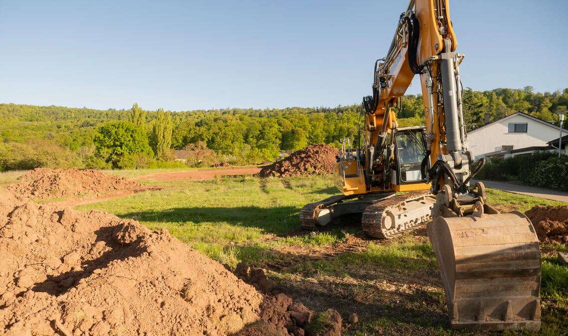 Die Erschließungsarbeiten für das Baugebiet „Rote Äcker“ sollen noch in diesem Jahr abgeschlossen sein. Foto: Fotomoment