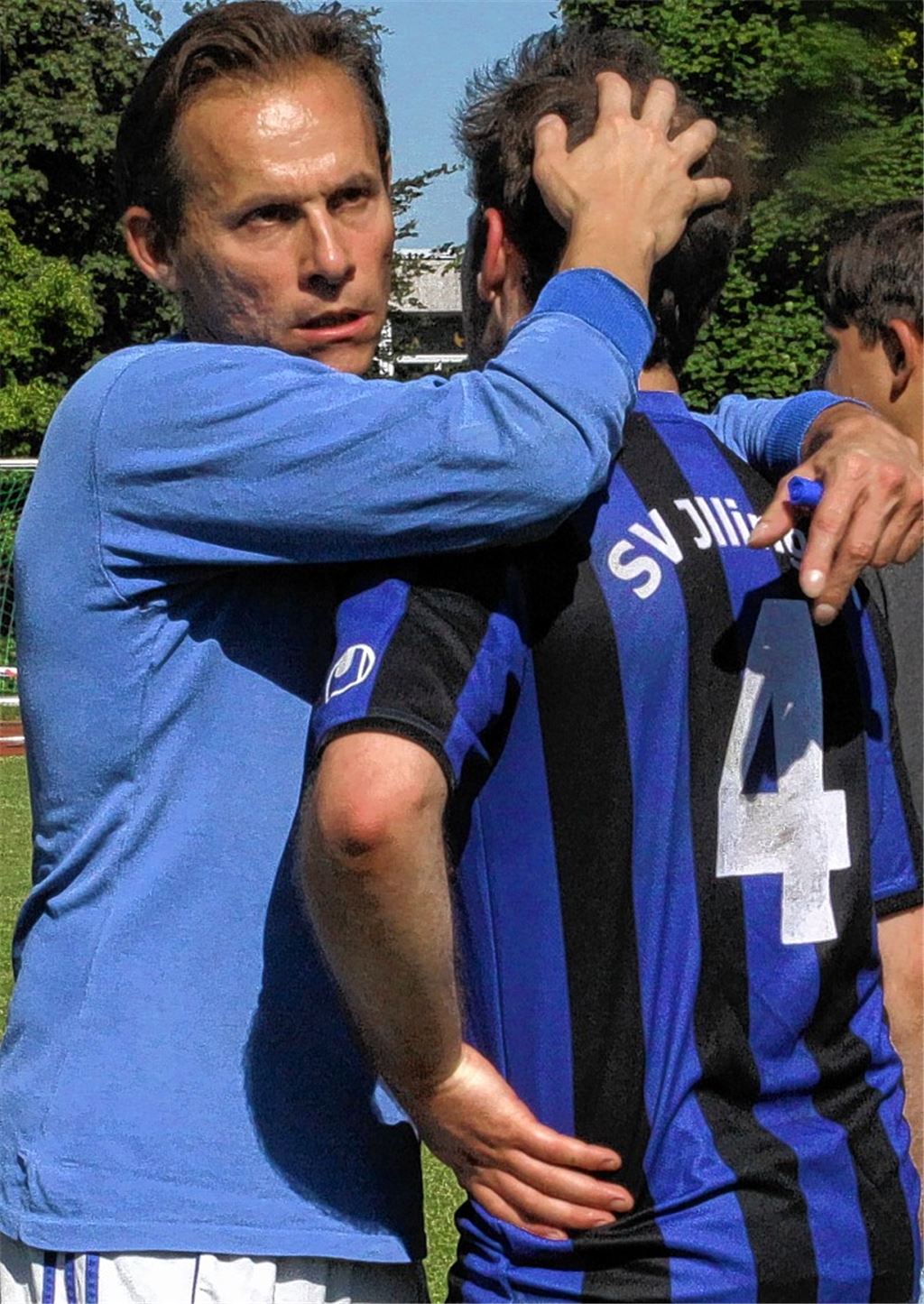 Die Erschöpfung steht selbst Trainer Thomas Fritsch ins Gesicht geschrieben, als er am vergangenen Sonntag seinen Spielern, hier Matthias Hitzler, zum Sieg gratuliert. Foto: Eigner