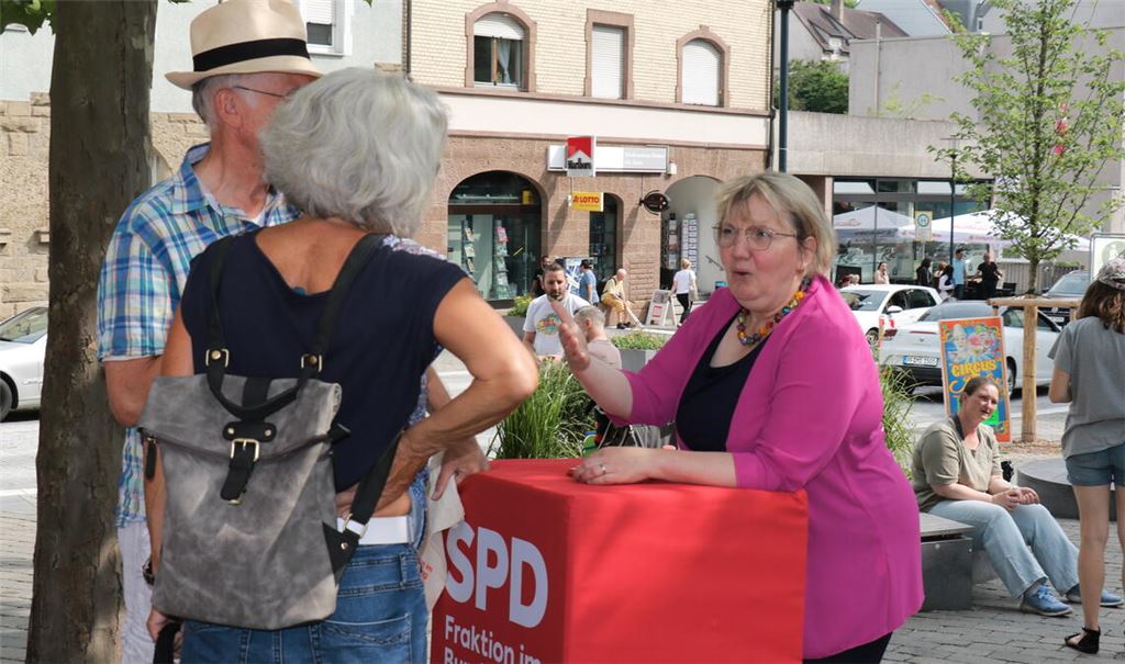 Die Erste Parlamentarische Geschäftsführerin der Bundestagsfraktion, Katja Mast, stellt sich den Fragen der Passanten. Foto: Wewoda