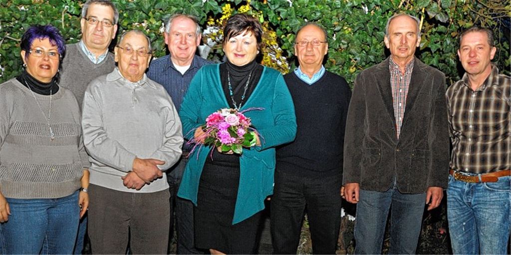 Die Erste Vorsitzende des TV Pinache Carina Bacher (li.) ehrt Jürgen Lautenschlager, Gerd Müller, Bernd Micol, Beate Hoffer, Fritz Bührer und Heinz Müller (v.li.), denen Jochen Bertet (re.) als Zweiter Vorsitzender ebenfalls für ihre Vereinstreue dankt. Foto: Fotomoment